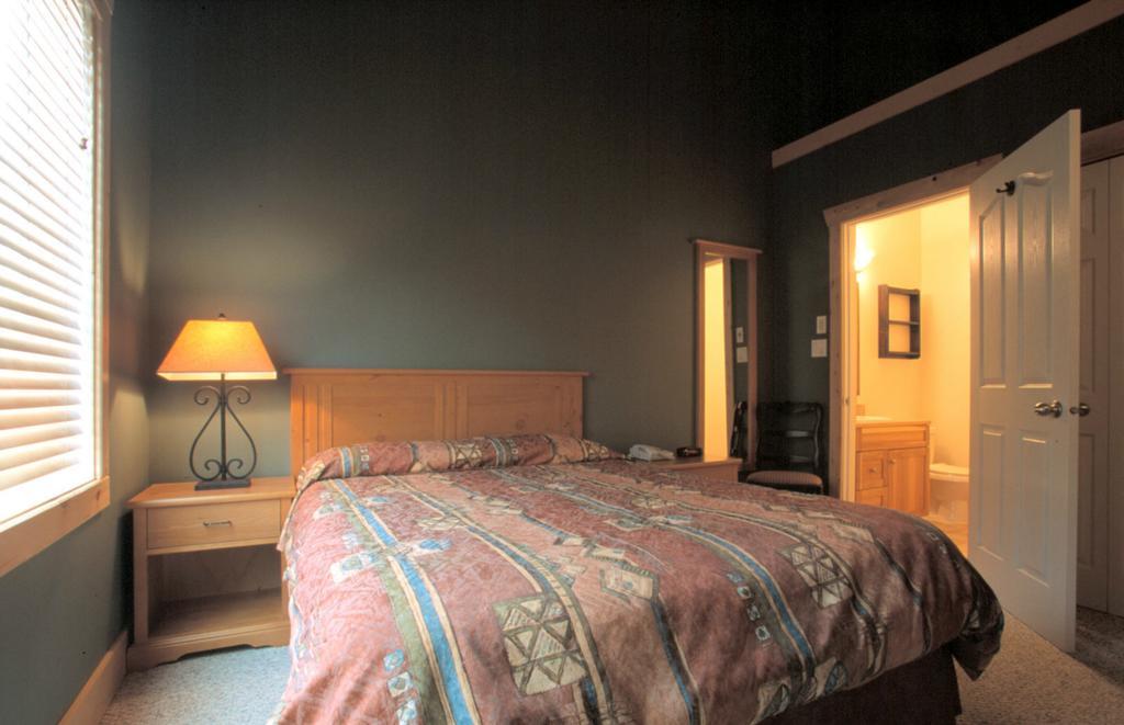 Cornerstone Lodge By Park Vacation Management Fernie Buitenkant foto
